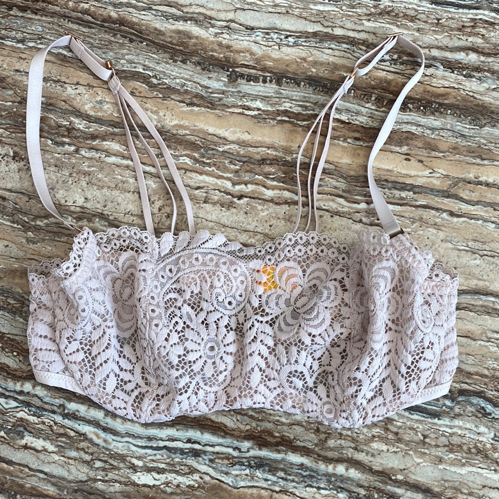 3/$15. Gorgeous little lace bra-let made by hop Lun in size 32C